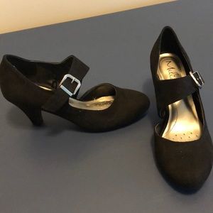 Melia close toed black shoe